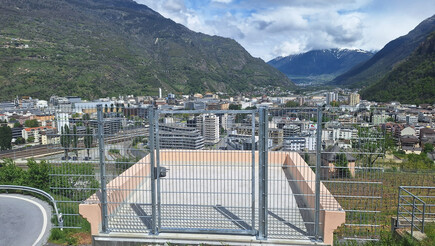 Doppelstabmattenzaun aus dem 2024 in 3930 Visp Schweiz von Zaunteam Wallis / Swissclôture Valais.